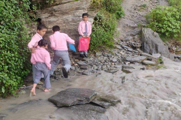 बैतडीको हरिनगर बजार पुग्ने बाटोमा हिँडडुल गर्नै समस्या 